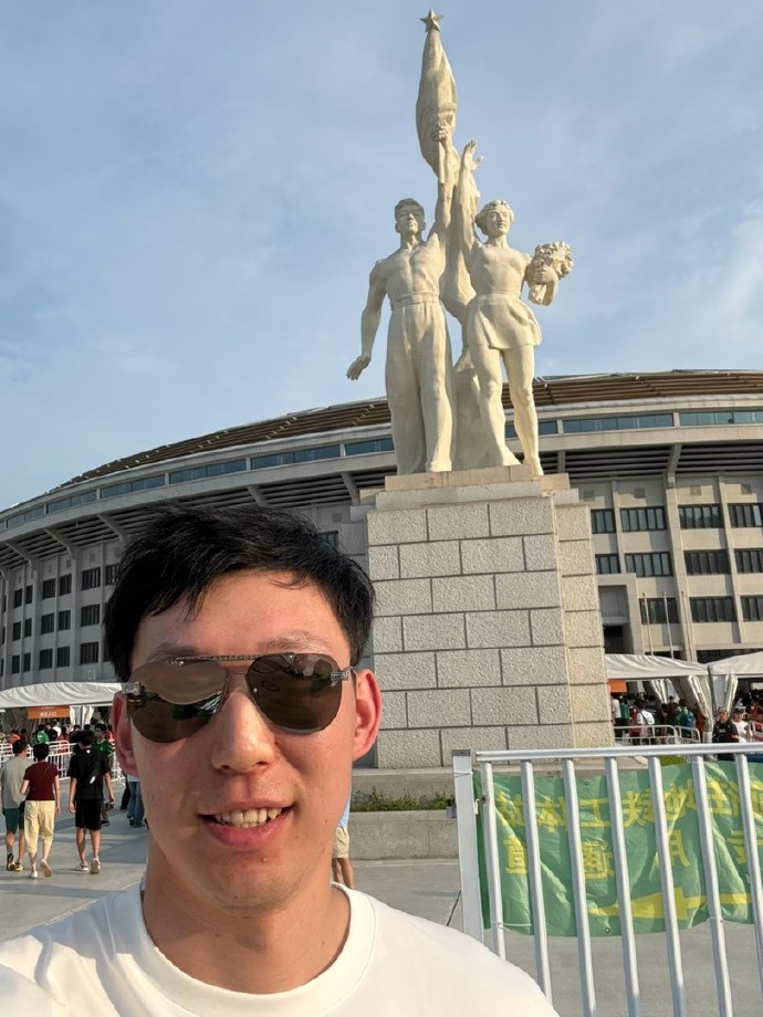 周琦现身工体观战国安，同城联动助阵2-0胜泰山