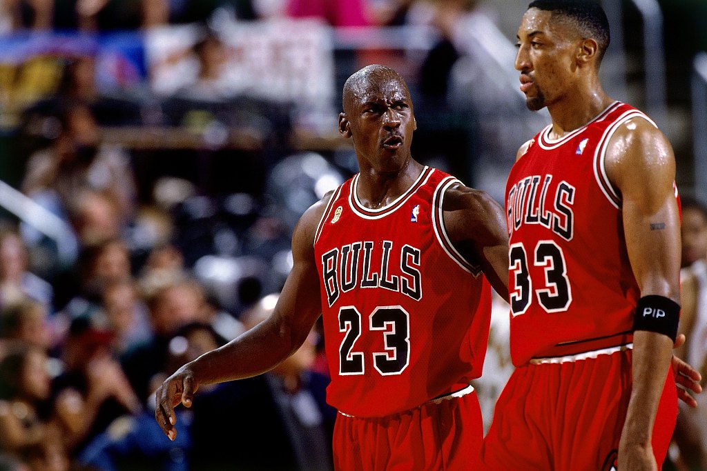 阿德巴约拳击希罗！热火内讧升级，NBA队友反目史再添新例