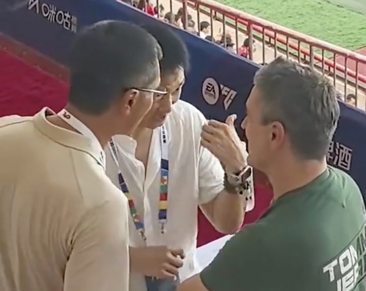 邵佳一安东尼奥现场观战 河南1-1大连英博 邵佳一安东尼奥现场观战 河南1-1大连英博
