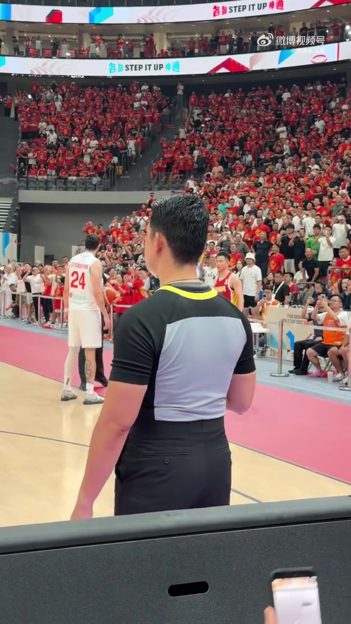 解说：继位边线发球 小杨完成准绝杀 郭指导把正确人放到正确位置
