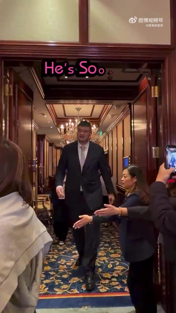 姚明调侃小记者：你也打控卫是吧 以前在NBA最难对付的就是控卫