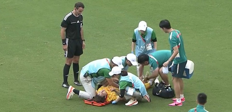 无缘亚运决赛！U23国足1-2韩国U23 王钰栋破门毛伟杰献助攻+伤退